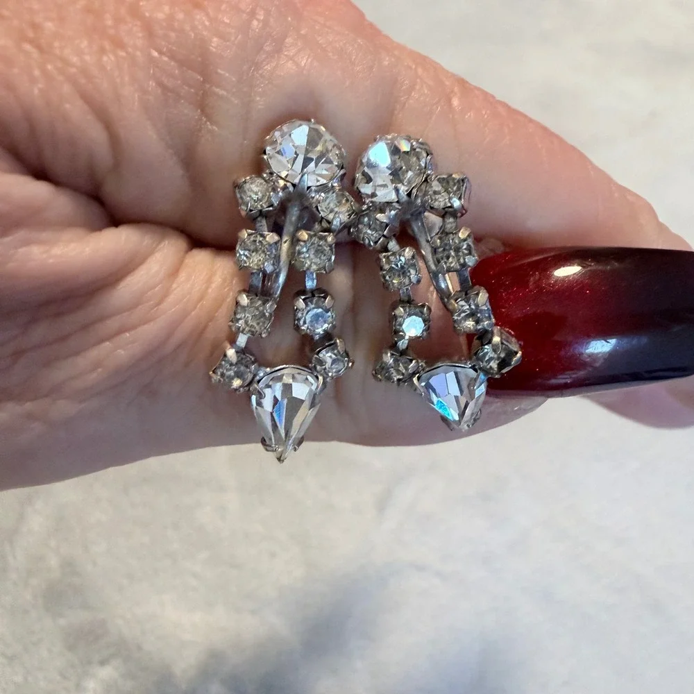 Vintage Rhinestone Dangle Screw Back Earrings Clear Crystal‎ Silver Tone